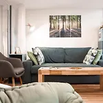 Stylish Apartment With Castle View & Free Parking