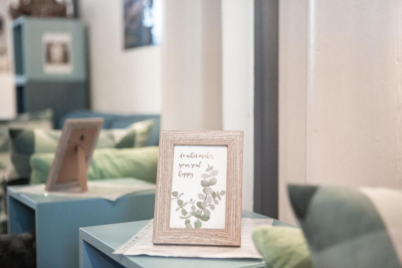 Stylish With Castle View & Free Parking Apartment *